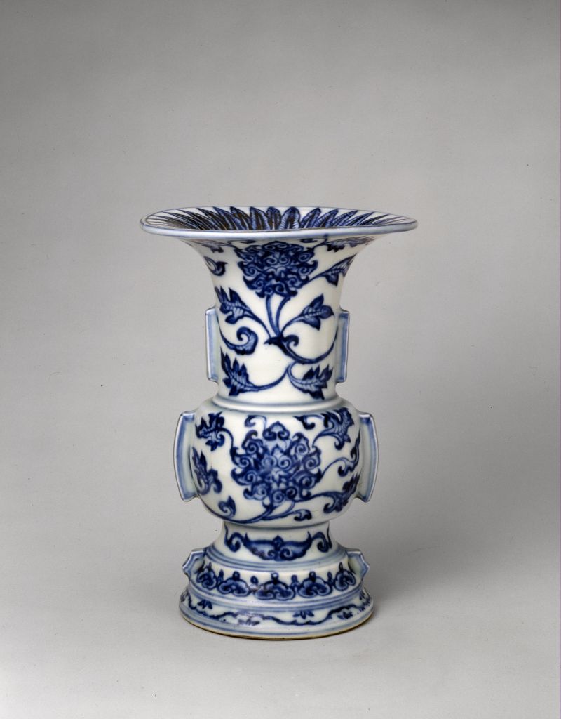 图片[1]-Blue and white flowers are twined with branches, and flowers are carved with halberd-China Archive